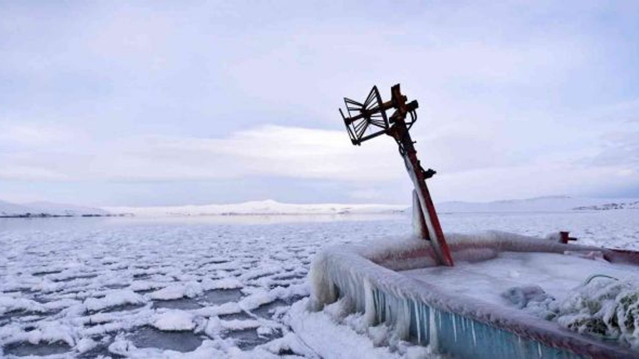 40 kilometrekarelik alana sahip Nazik Gölü dondu