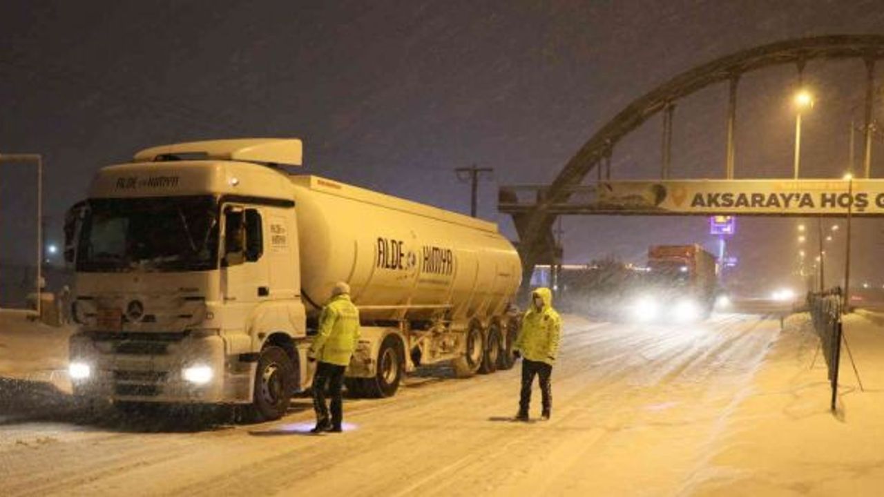 Aksaray-Adana ve Nevşehir karayolları kar ve tipi nedeniyle tırlara ulaşıma kapatıldı