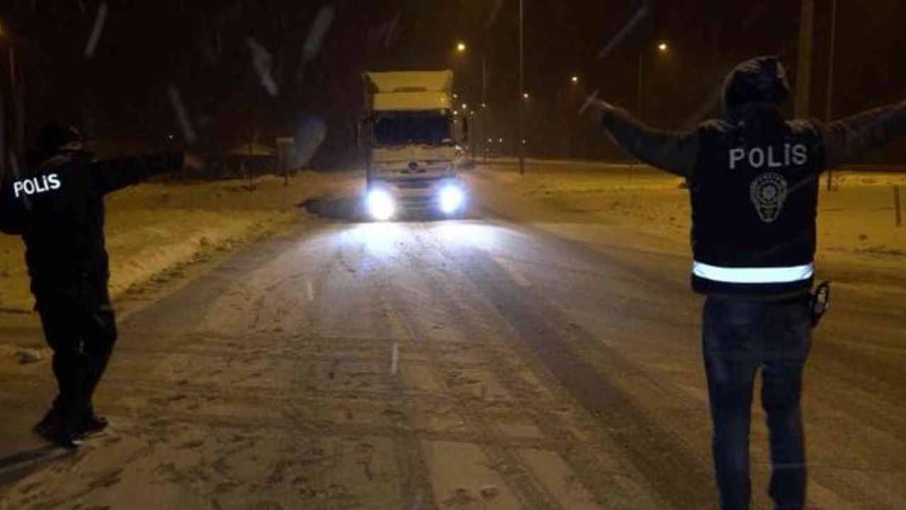 Aksaray-Ankara karayolu kar ve tipi nedeniyle ulaşıma kapatıldı