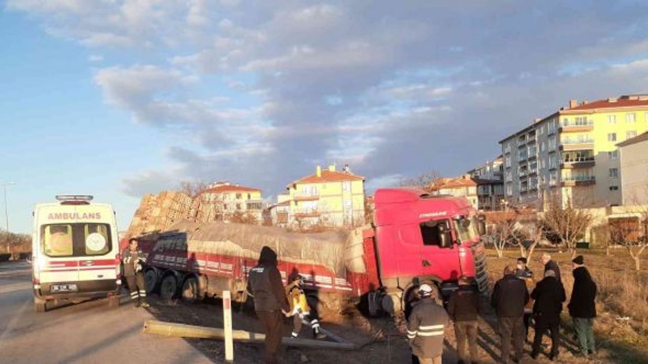 Ankara’da lastikleri patlayan tır ağaç ve elektrik direğini devirdi