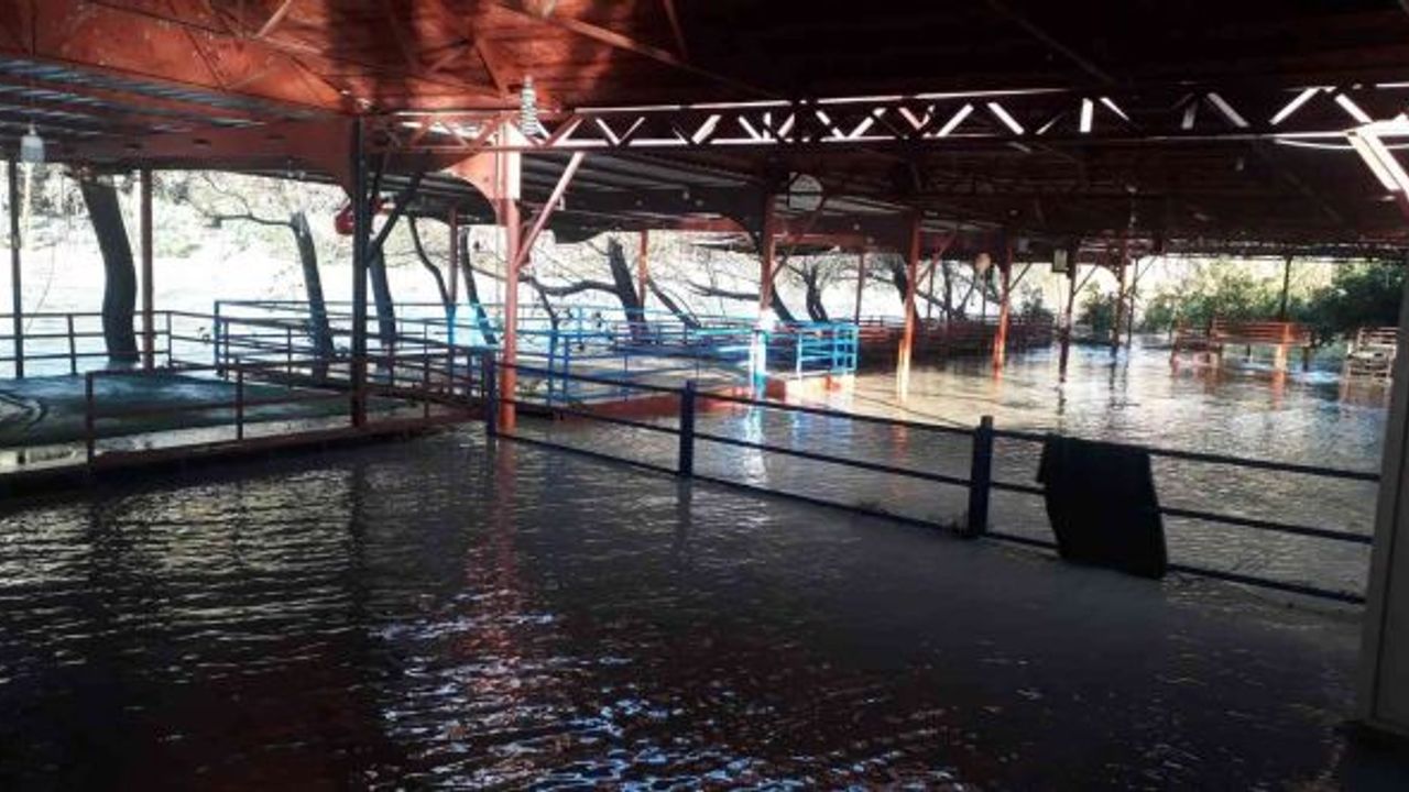 Antalya’da şiddetli yağış ırmak kenarındaki restoranları sular altında bıraktı