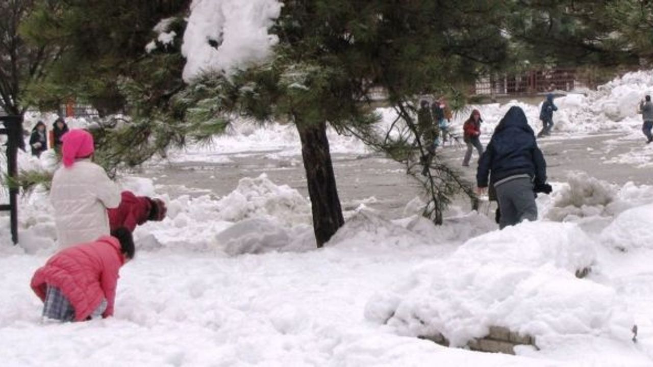 Aslanapa’da okullara 1 günlük kar tatili