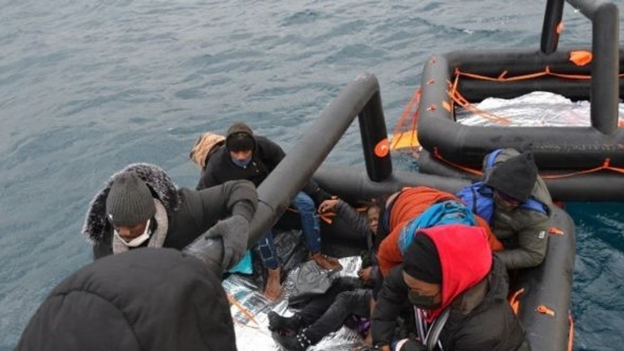 Balıkesir açıklarında 27 düzensiz göçmen kurtarıldı