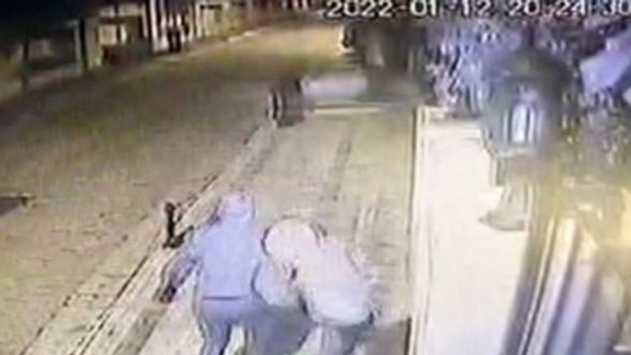 Başakşehir’de dehşet anları kamerada: Avukat ile evine giren hırsızlar arasında çatışma çıktı