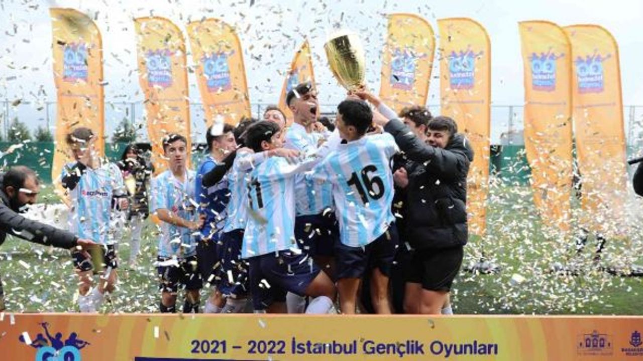 Başakşehir’in yeni şampiyonu kupayı kaldırdı