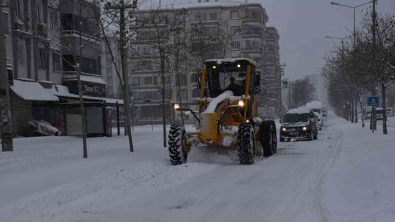 Başkan Beyoğlu kar temizleme çalışmalarına katıldı