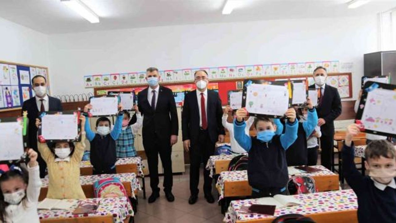 Başkan Sezer, öğrencilerin karne heyecanına ortak oldu