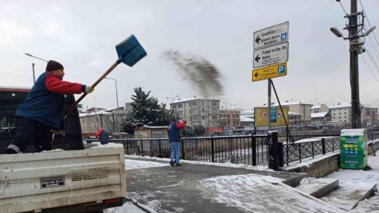 Belediye ekipleri kar yağışına karşı teyakkuza geçti