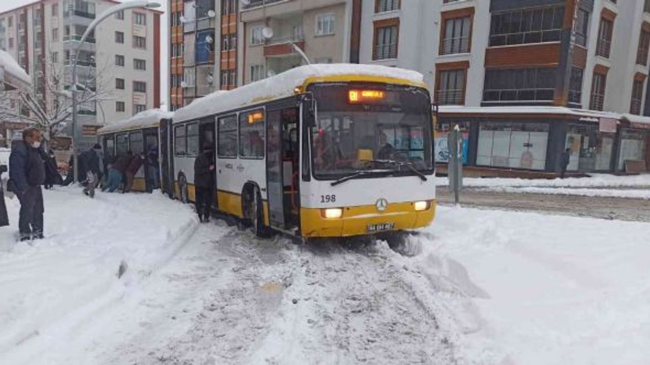 Belediye otobüsü yolda kalınca iş yolculara düştü