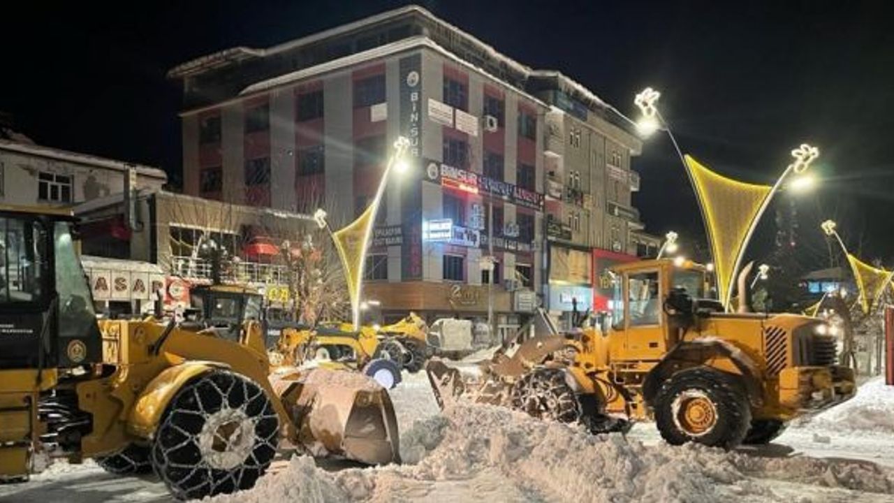 Bingöl Belediyesi karla mücadele çalışmalarına aralıksız devam ediyor