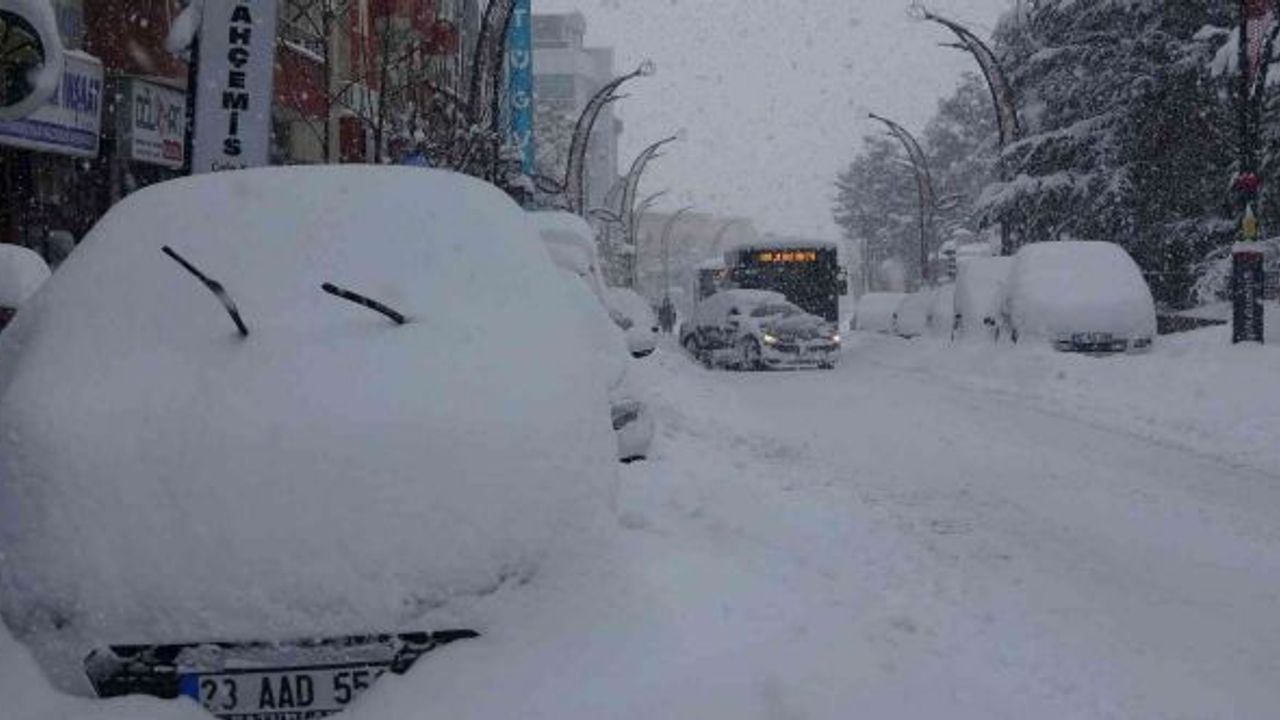 Bingöl’de kar esareti: Araçlar kara gömüldü, 281 köy yolu ulaşıma kapandı