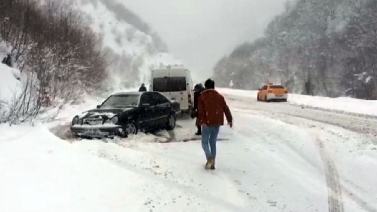 Boyabat’ta kar nedeniyle araçlar yolda kaldı