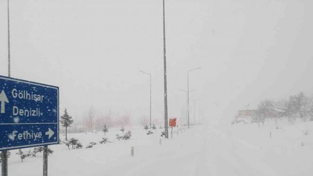 Çameli - Fethiye - Gölhisar karayolu ulaşıma kapandı Denizli’de ulaşıma kar engeli