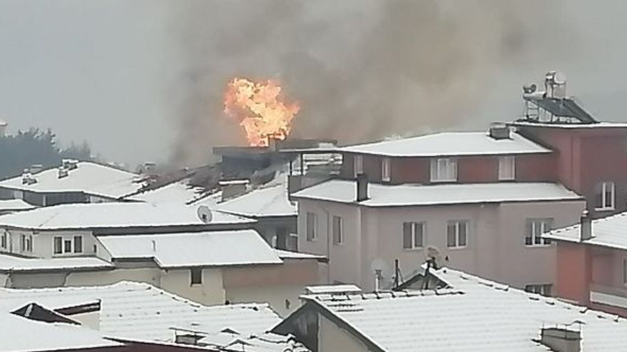 Çatı yangını vatandaşı sokağa döktü