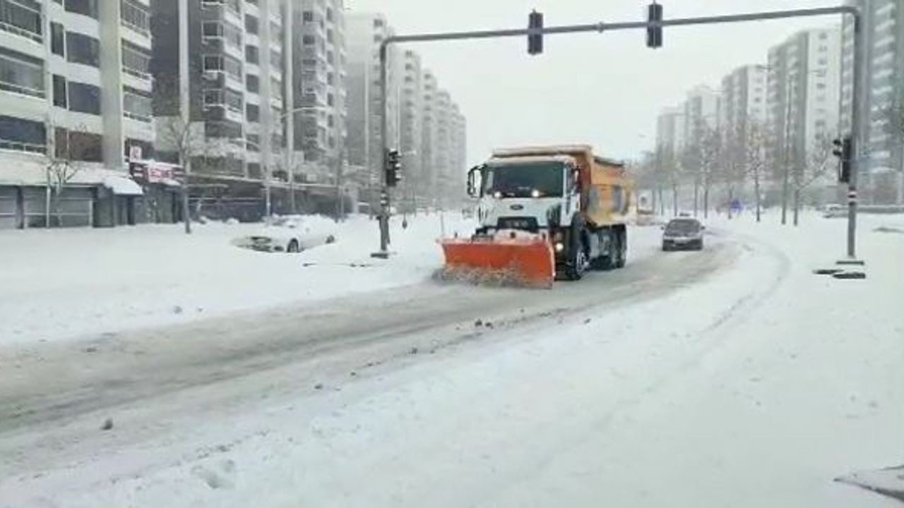 Diyarbakır’da karla mücadele çalışmaları aralıksız sürüyor