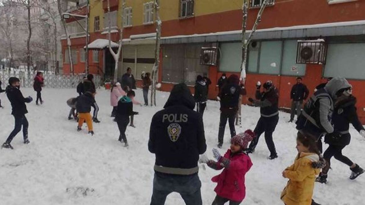 Diyarbakır’da polis ve çocuklar kar topu oynadı, vatandaşlar ise halay çekti