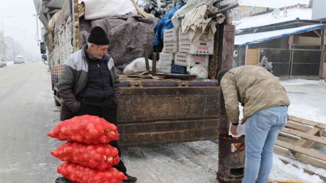 Doğu Anadolu buz kesti, pazarcılar soğuktan korunmak için soba kurdu