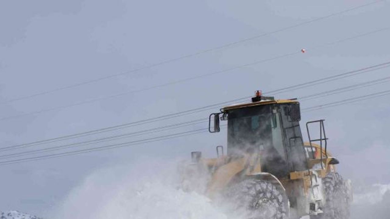 Erzincan’da kar ve tipiden 163 köy yolu ulaşıma kapalı