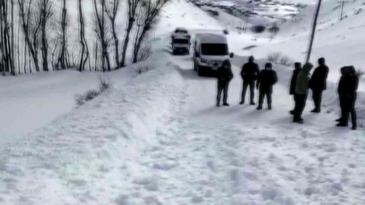 Erzurum’da üçüncü çığ, 10 araç mahsur kaldı