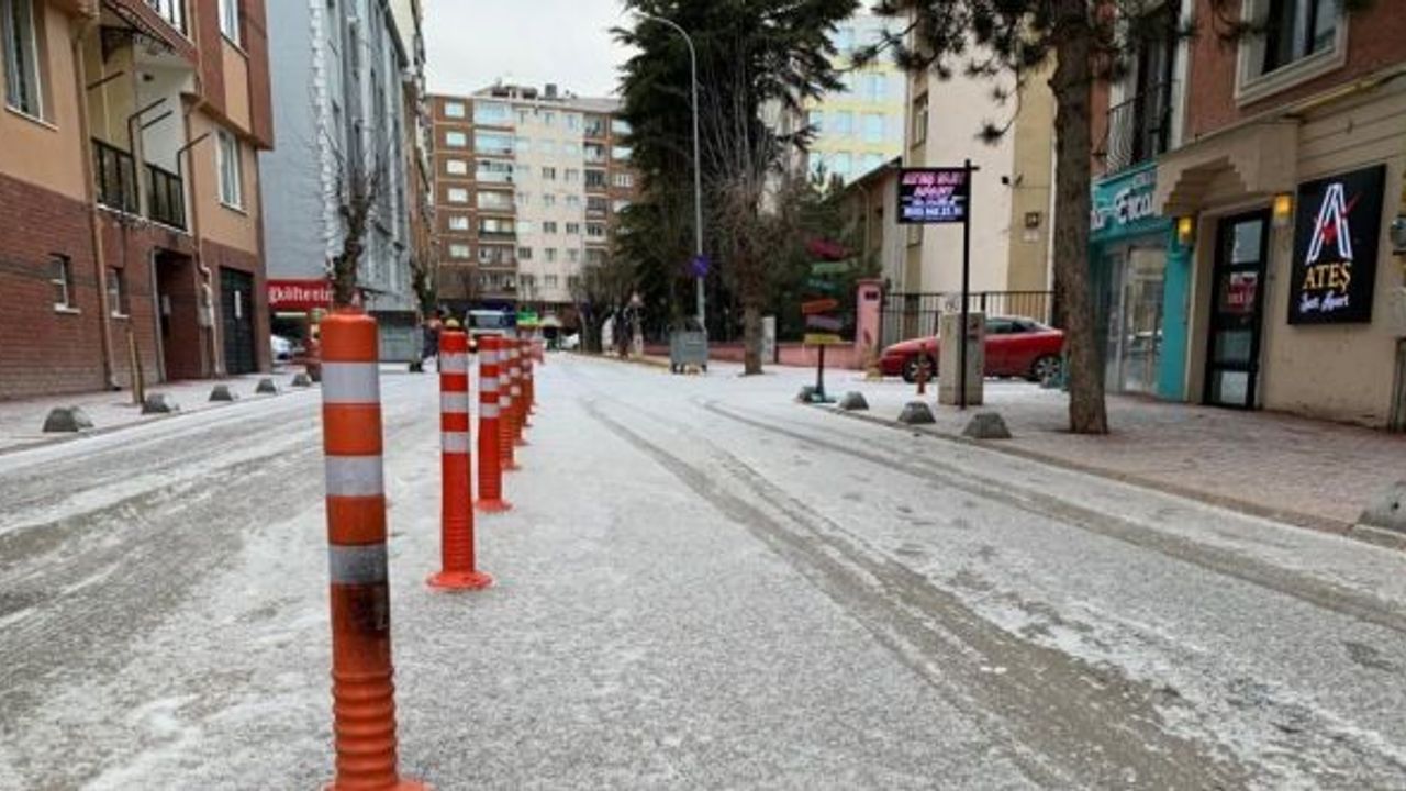 Eskişehir’de cadde ve sokaklar adeta buz pistine döndü