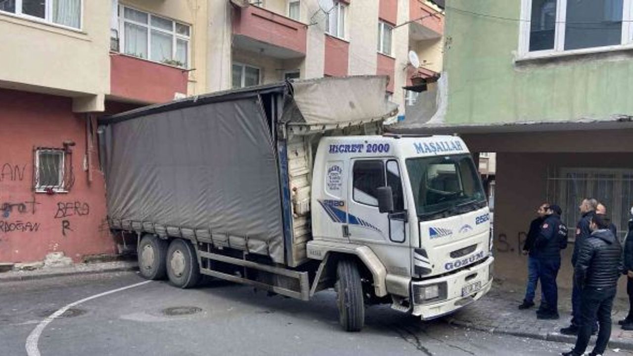 Gaziosmanpaşa’da geri geri kayan kamyonet binaya çarptı