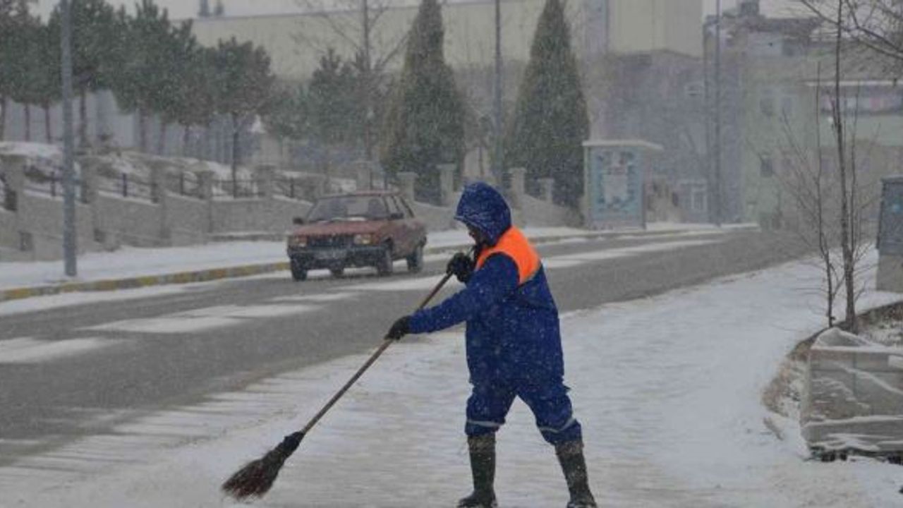 Gediz Belediyesi ekipleri karla mücadele için sahada