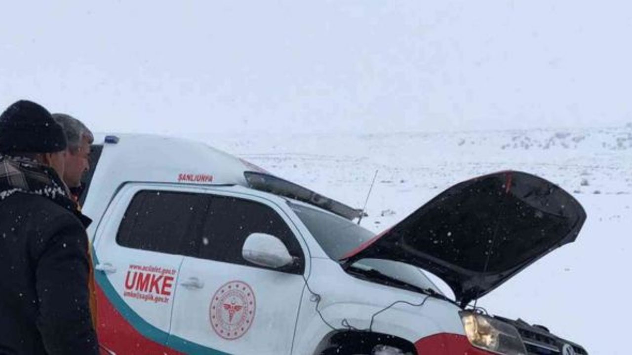 Hasta almaya giden sağlık ekipleri karda mahsur kaldı