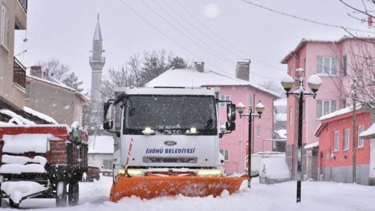 İnönü Belediyesi’nin karla mücadelesi sürüyor