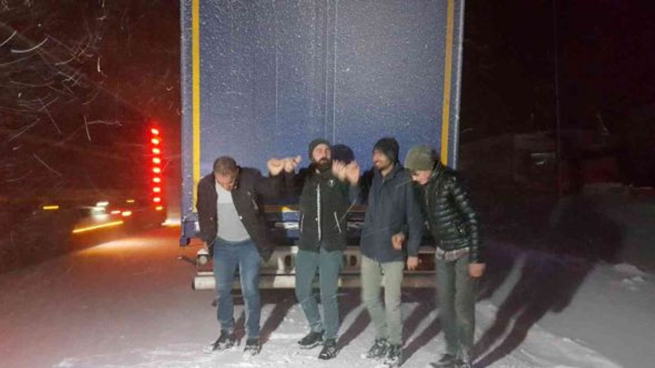 Erzincan'da kar ve tipi nedeniyle yolda kalan tır sürücüleri halay çekerek ısınmaya çalıştı