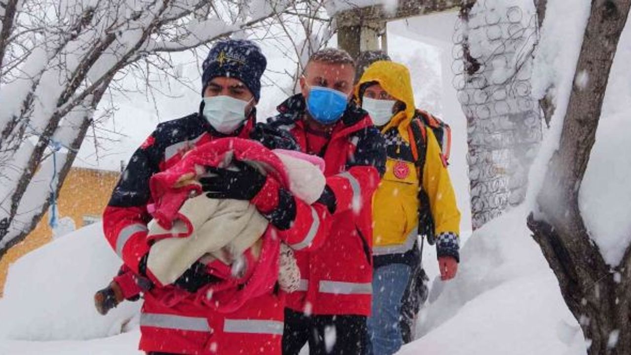 Karla kaplı Bingöl’de UMKE, yabancı uyruklu çocuk için seferber oldu