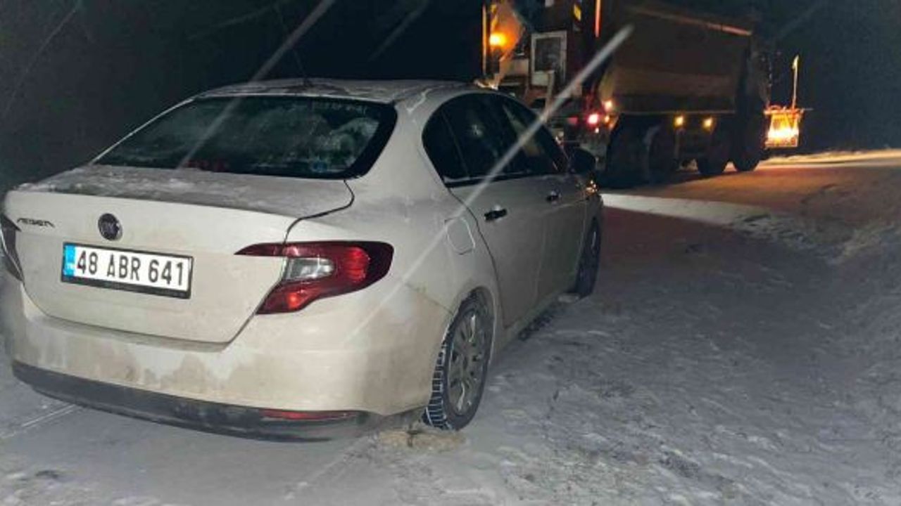 Karla kaplı yolda mahsur kalan 4 kişilik aile jandarma tarafından kurtarıldı