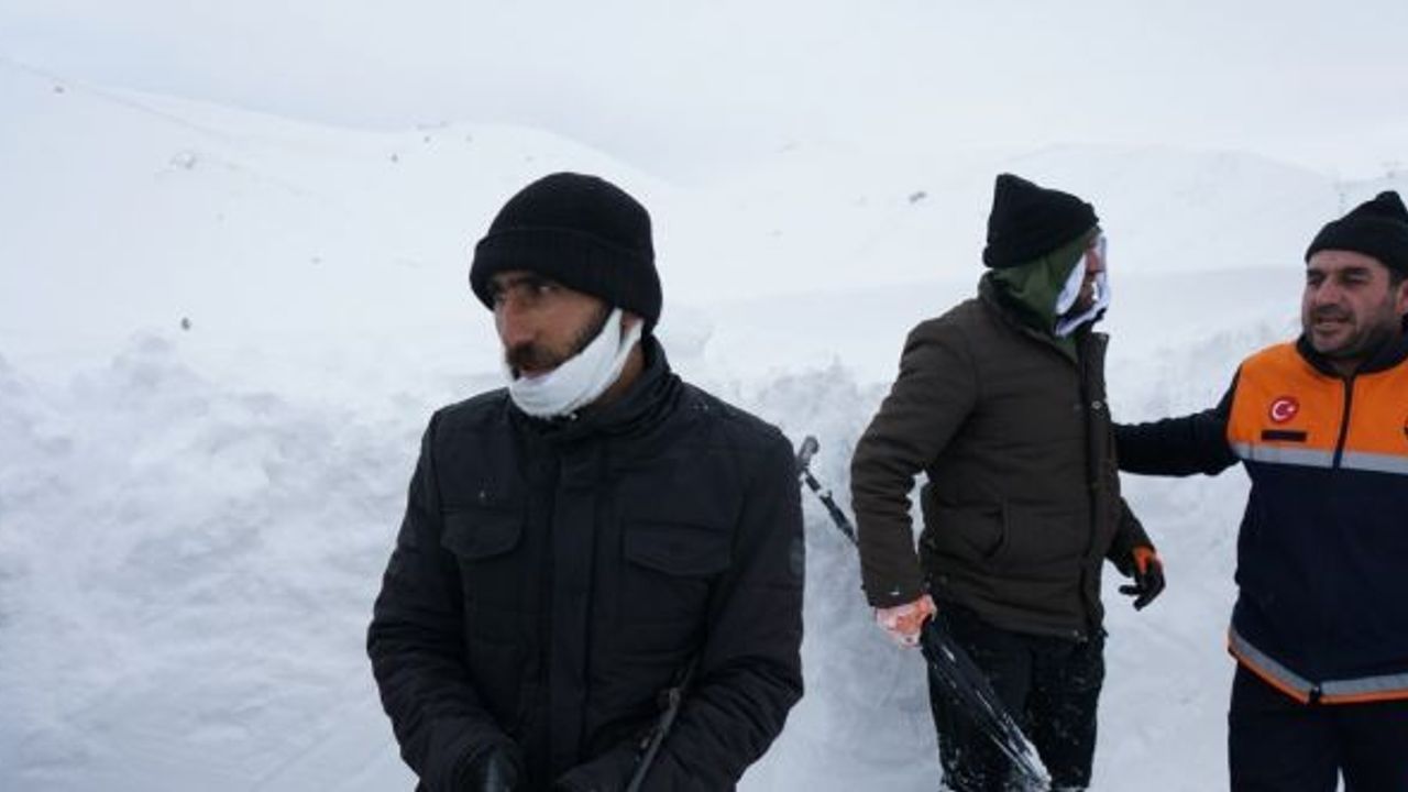 Karlı yolda kalan vatandaşların imdadına ekipler yetişti