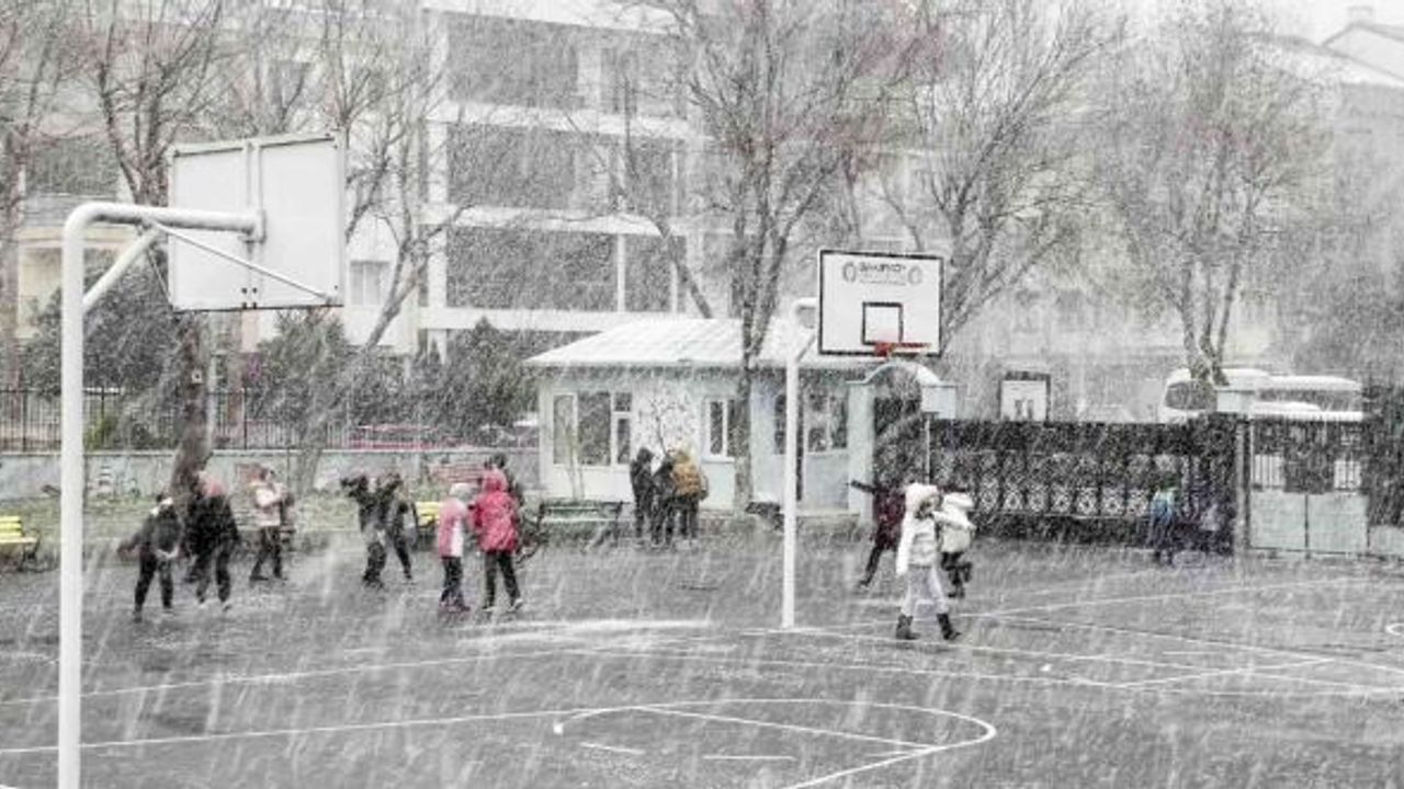 Okul bahçesinde çocukların kar sevinci