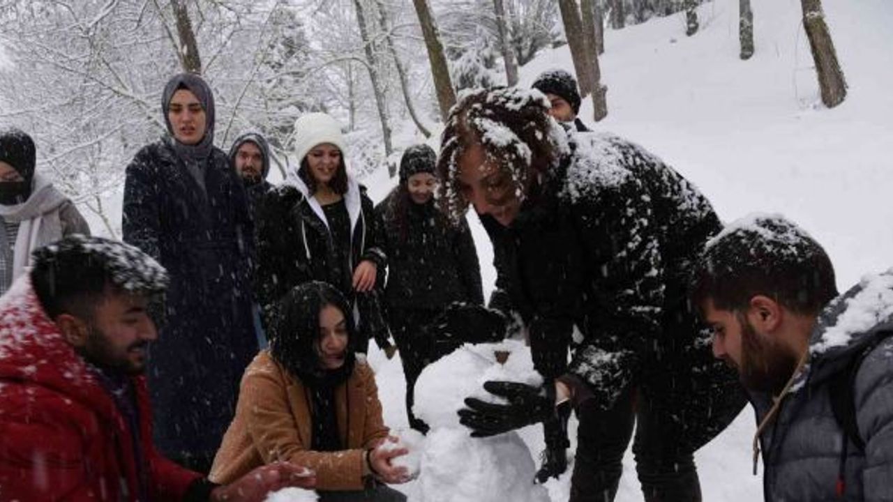 Rektör Çakar öğrencilerle kardan adam yaptı