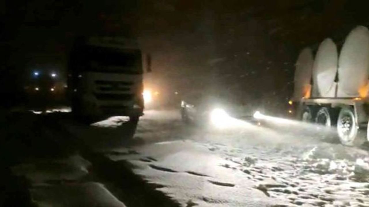 Şanlıurfa-Adıyaman karayolu ulaşımına kar engeli: Onlarca araç mahsur kaldı