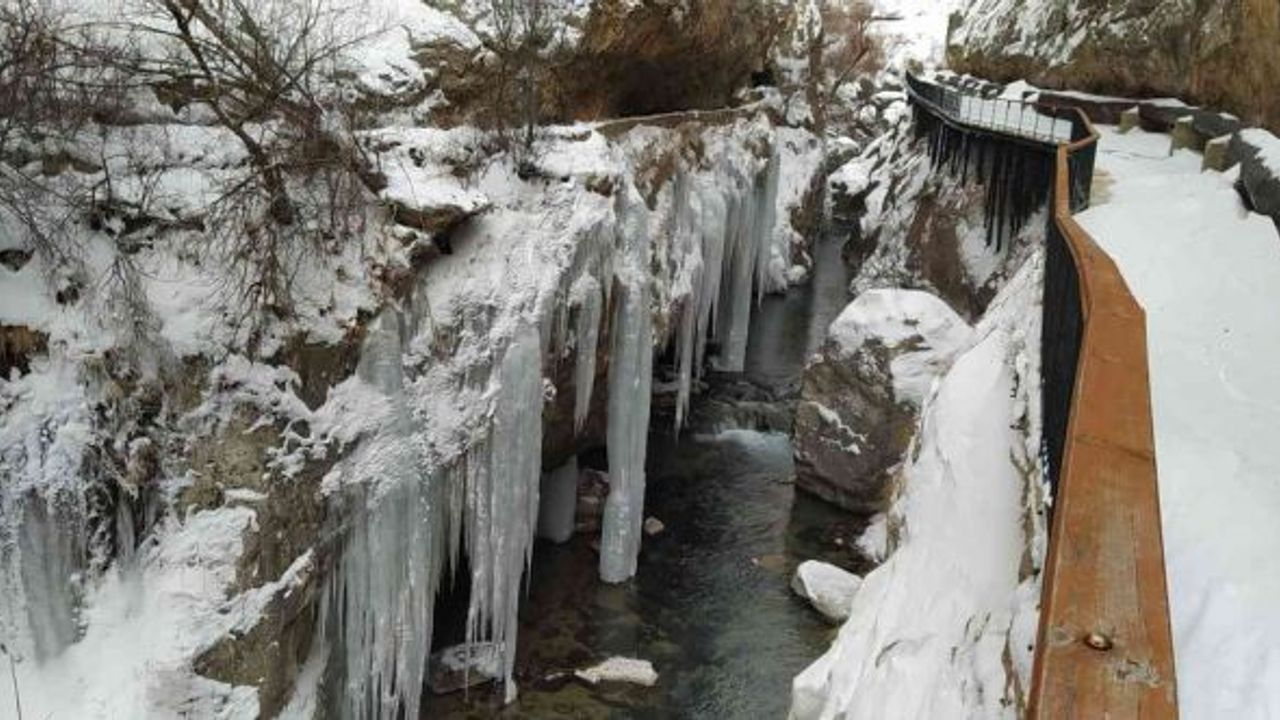 Sivas Türkiye’nin en soğuk yeri oldu, kanyonda buz sarkıtları oluştu