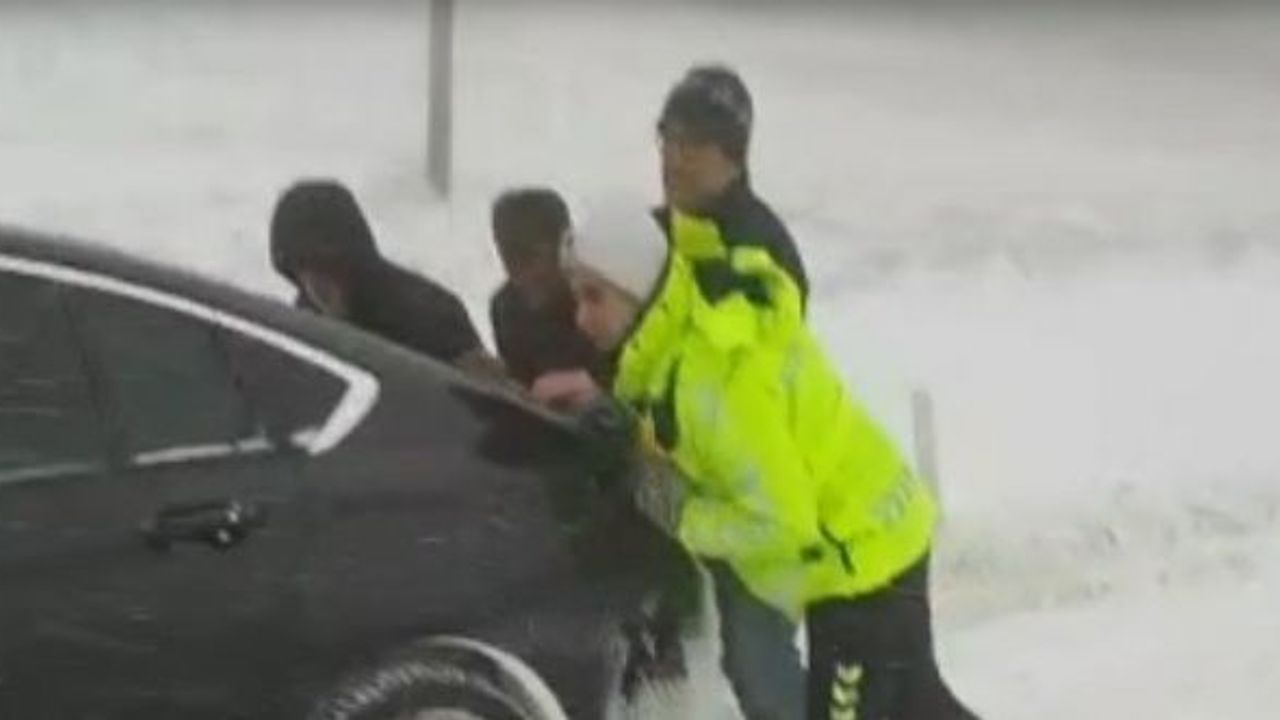 Tokat’ta tipiden dolayı yolda kalan araçlara polisler yardım etti