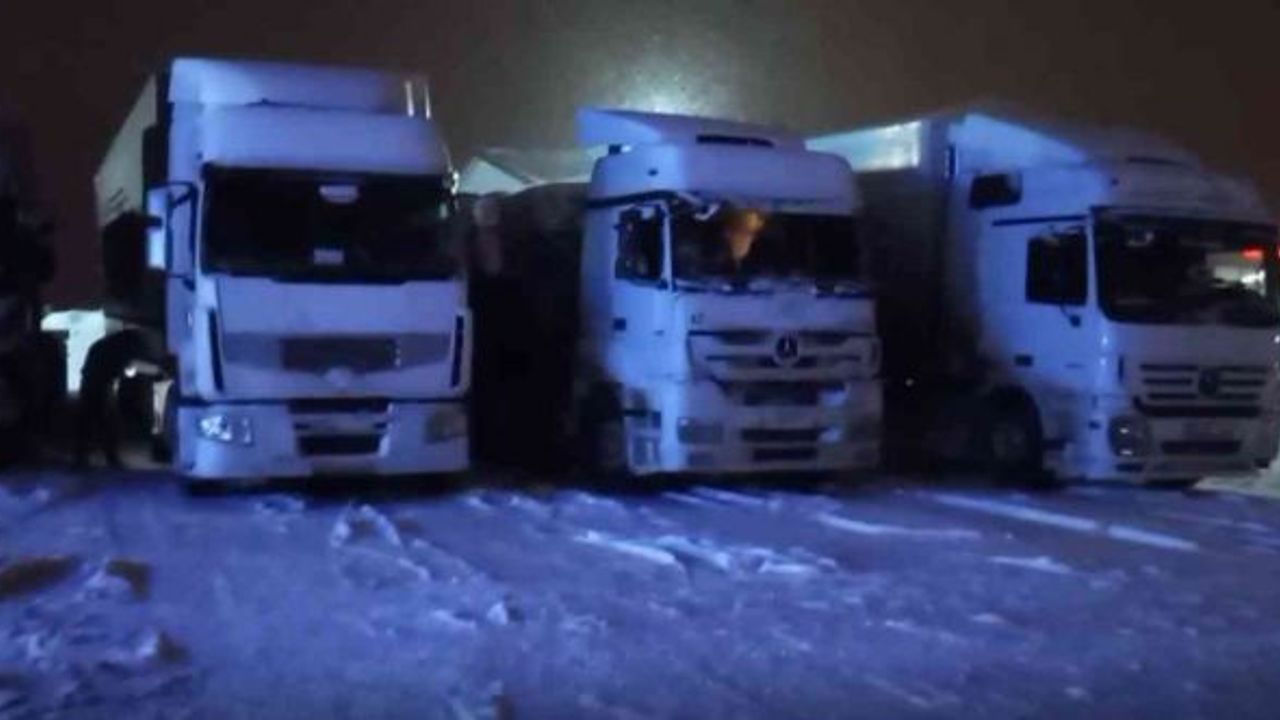 Ulaşıma kar yağışı engeli, araçların geçişi durduruldu