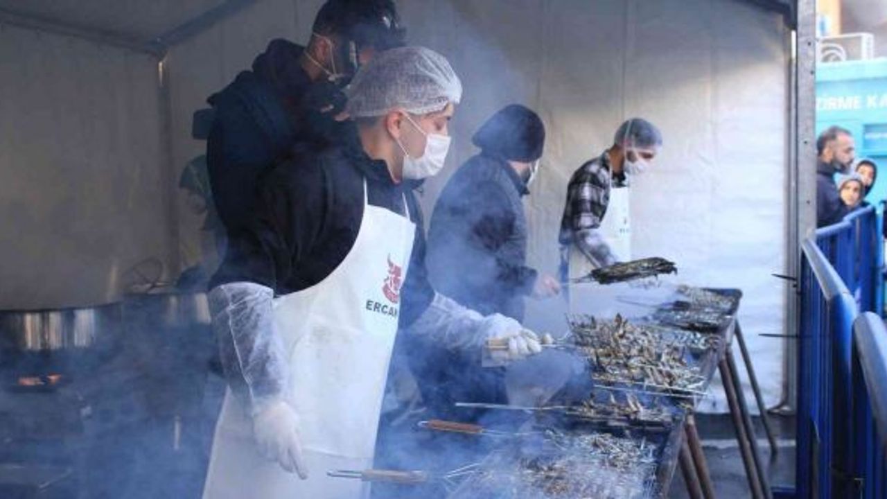 Ümraniye’de ’7. Hamsi ve Horon Festivali’nde 10 ton hamsi dağıtıldı