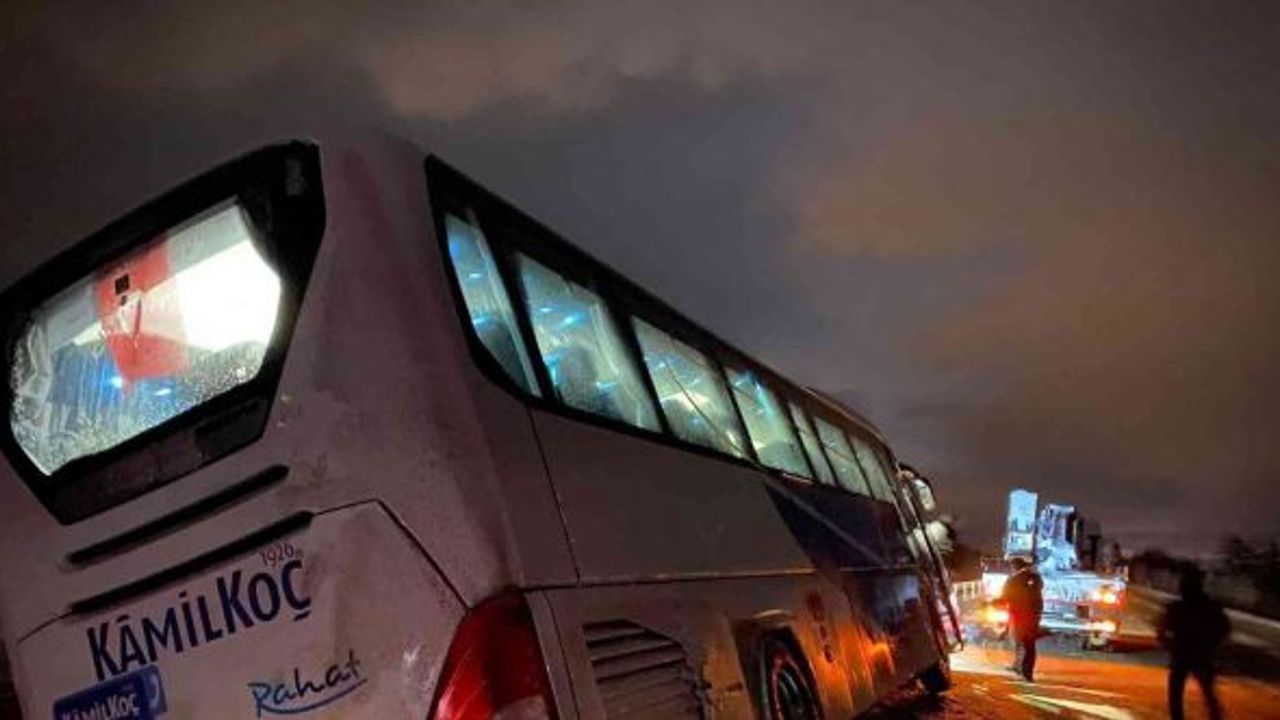 Yolcu otobüsü refüje girdi, 40 yolcu ölümden döndü