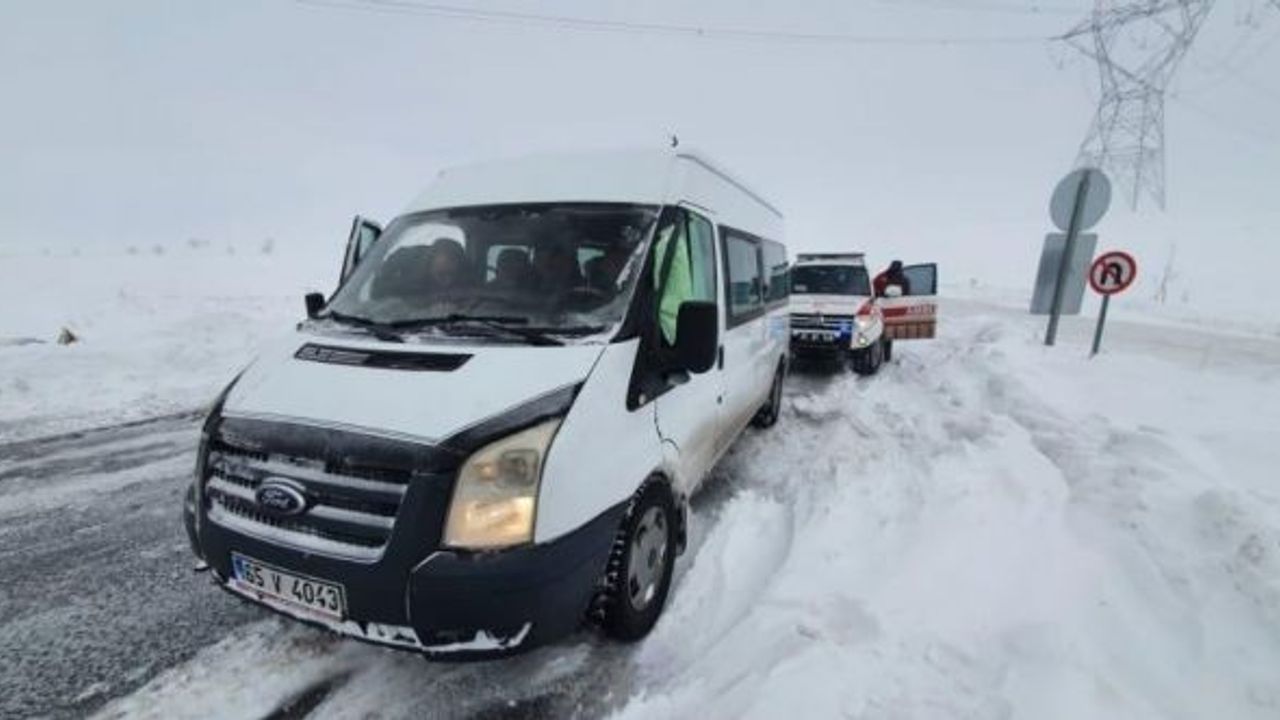 Yolda mahsur kalıp donma tehlikesi geçiren yolcular kurtarıldı