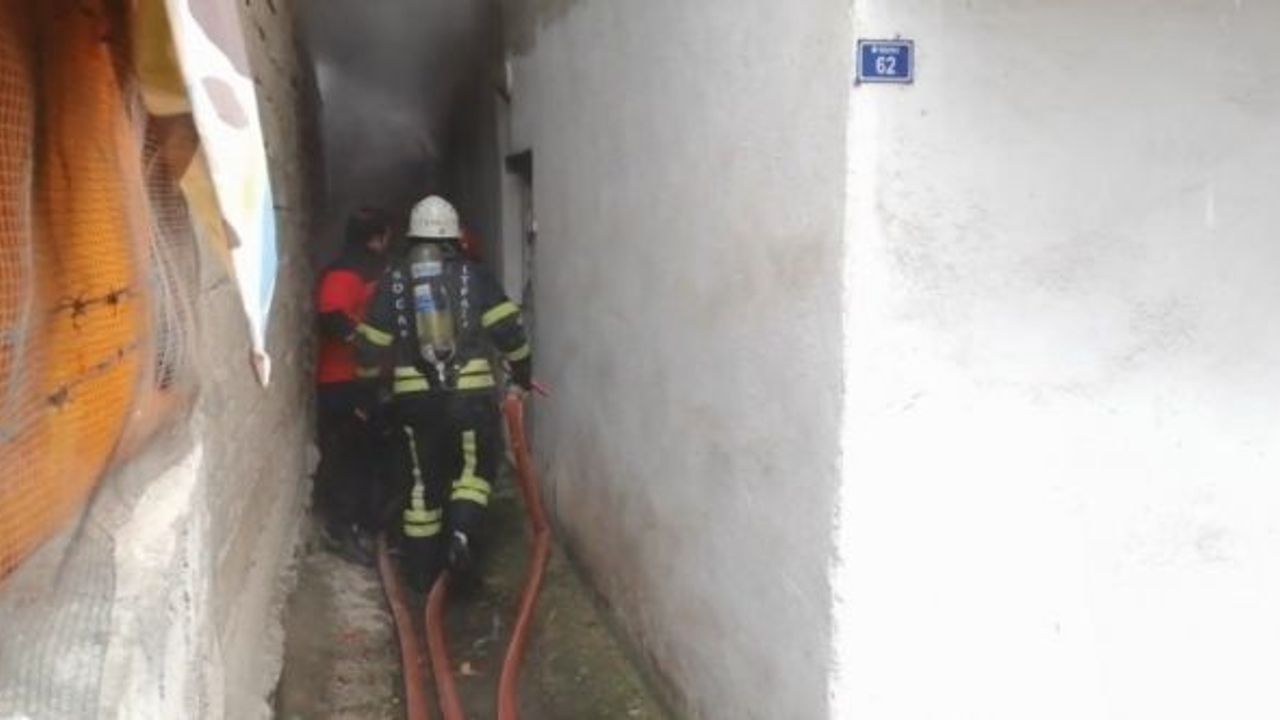 Zemin katta çıkan yangın korkuttu, ekipler evde yaşlı adamı aradı