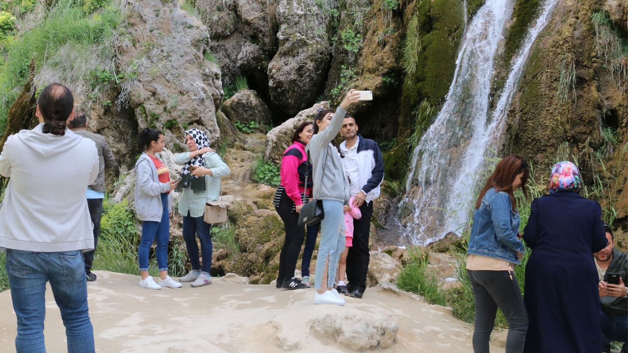 Erzincan'da Girlevik Şelalesi doldu taştı