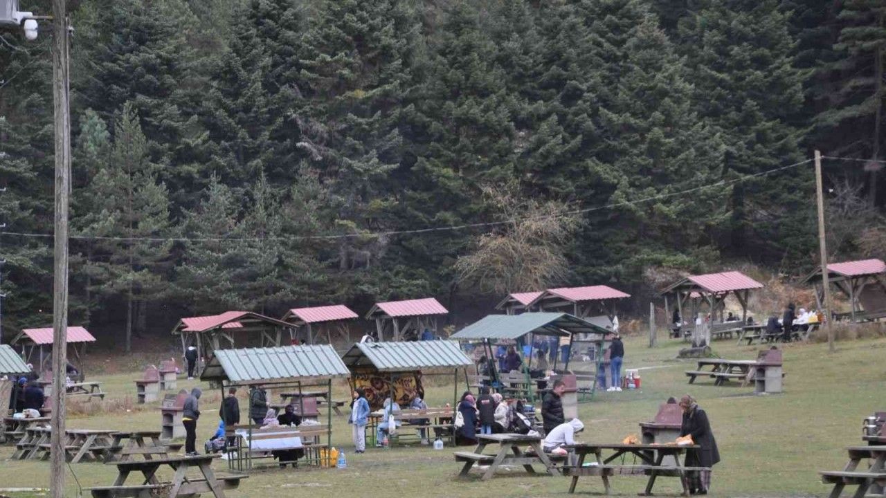 Abant Milli Parkı’nda ziyaretçiler sonbaharın keyfini çıkarıyor