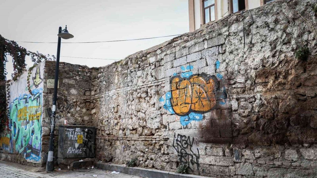 Antalya Kaleiçi’nde “tarihi” kirlilik