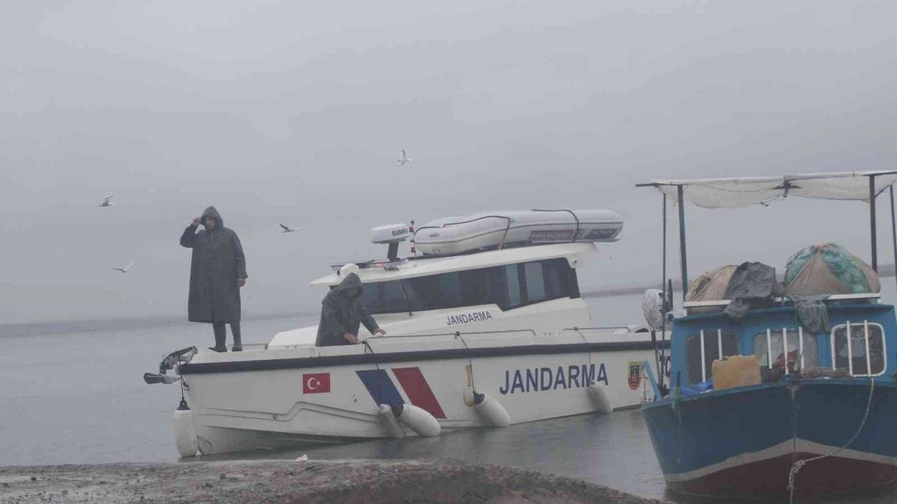 Balık tutmak için ağları gerdirirken tekneden düşüp suda kayboldu
