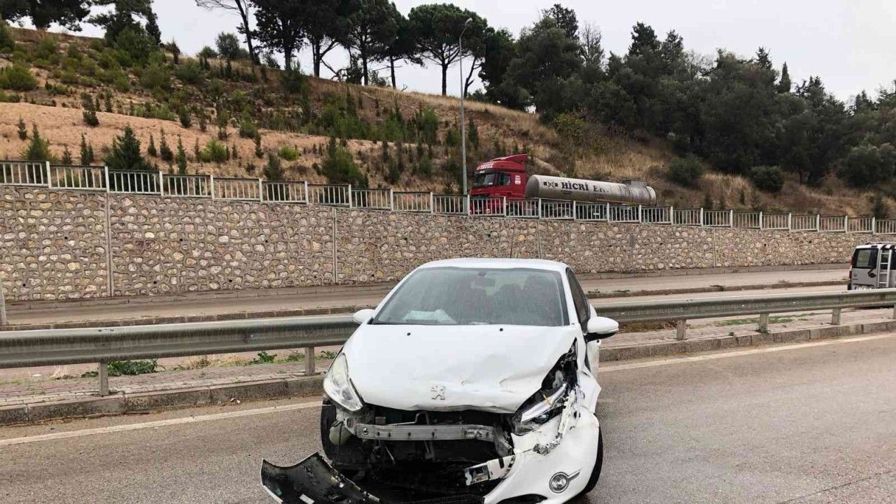 Bandırma’da yağış sebebiyle kayan araç kaza yaptı; 1 kişi yaralı