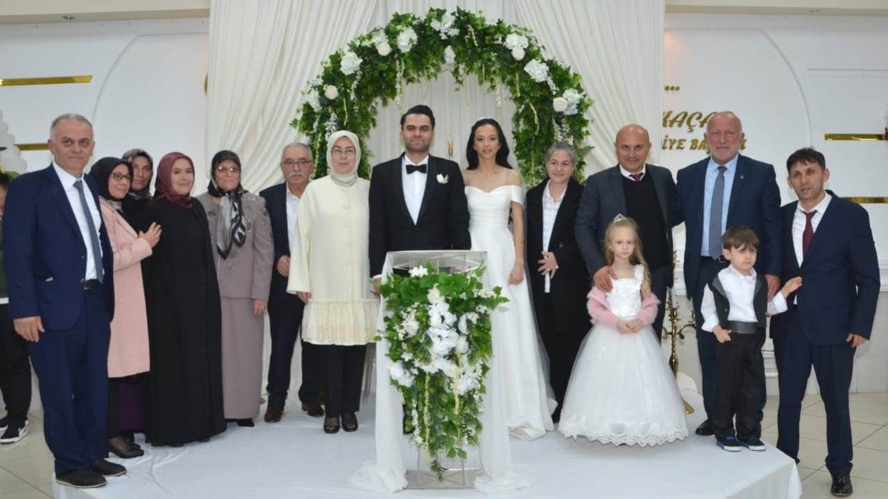 Başkan Oral, belediye personeli çifttin nikahını kıydı
