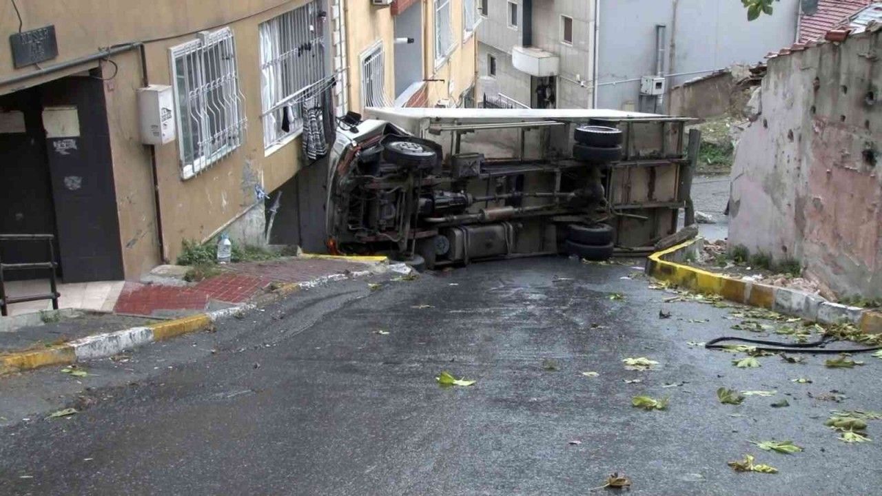 Beyoğlu’nda yokuş aşağı kayan kamyon binaya çarptı: Hamile kadın büyük korku yaşadı