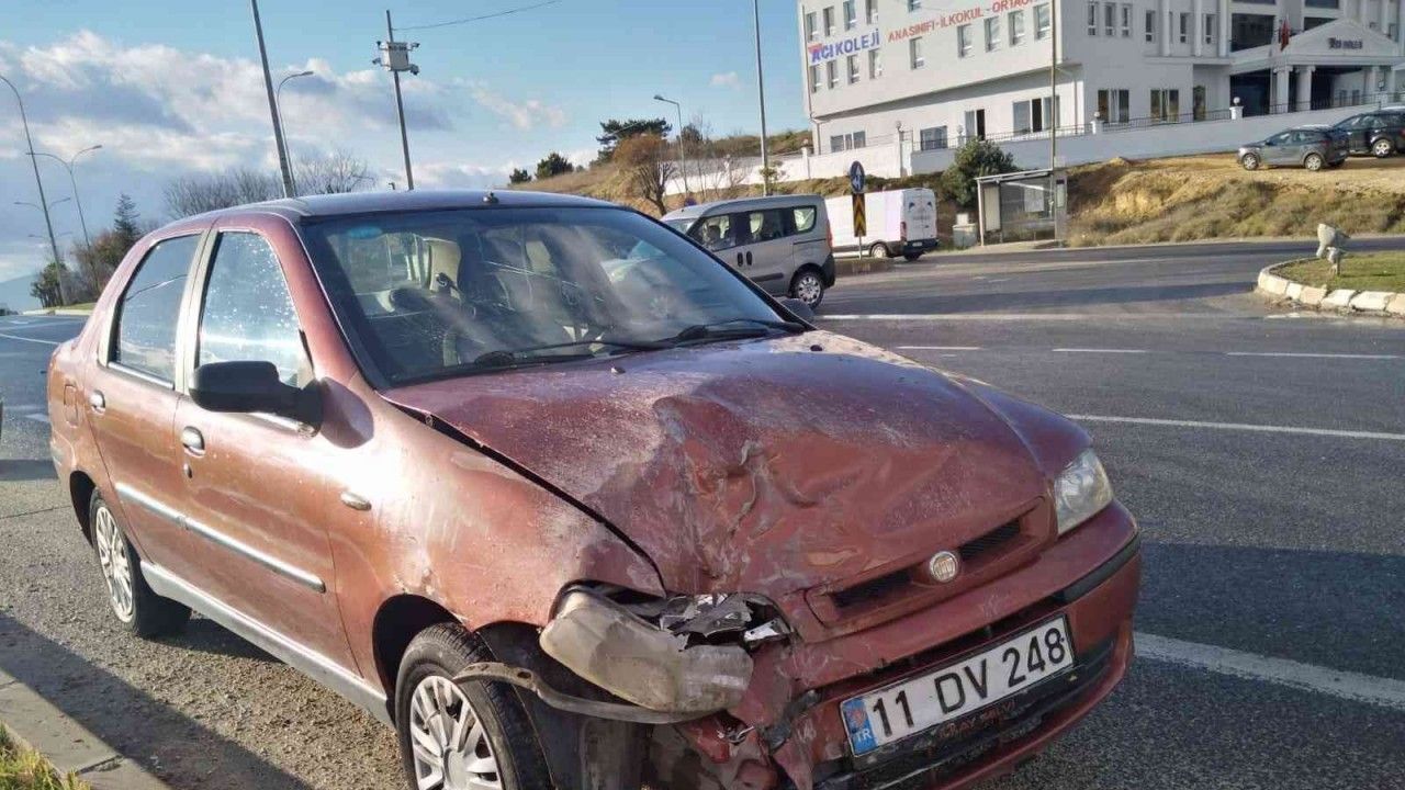 Bilecik’te otomobil ile tırın çarpışması sonucu 2 kişi yaralandı